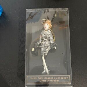 Chic Ornament - Black and White